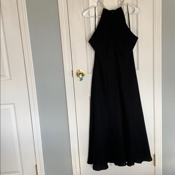Black sleeveless dress with pearl neck - Picture 3 of 4